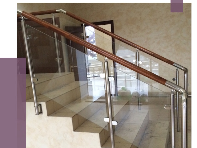 Комбинированные перила из металла и дерева в Полысаеве