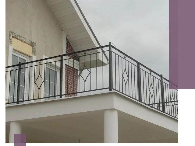 Изготовление балконных ограждений в Полысаеве из металла и стекла